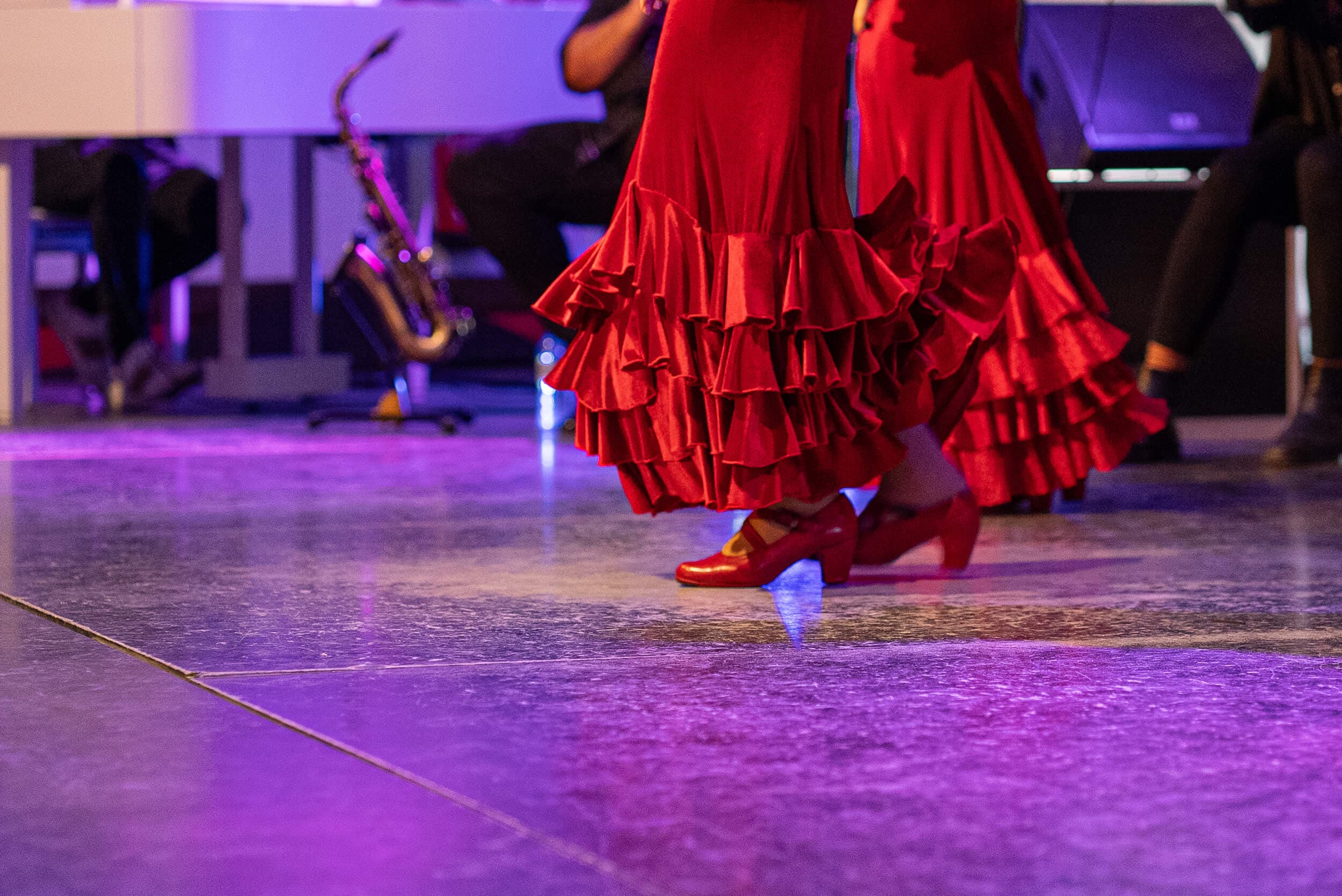 Bailaora de flamenco con vestido rojo durante una actuación en directo en Estepona