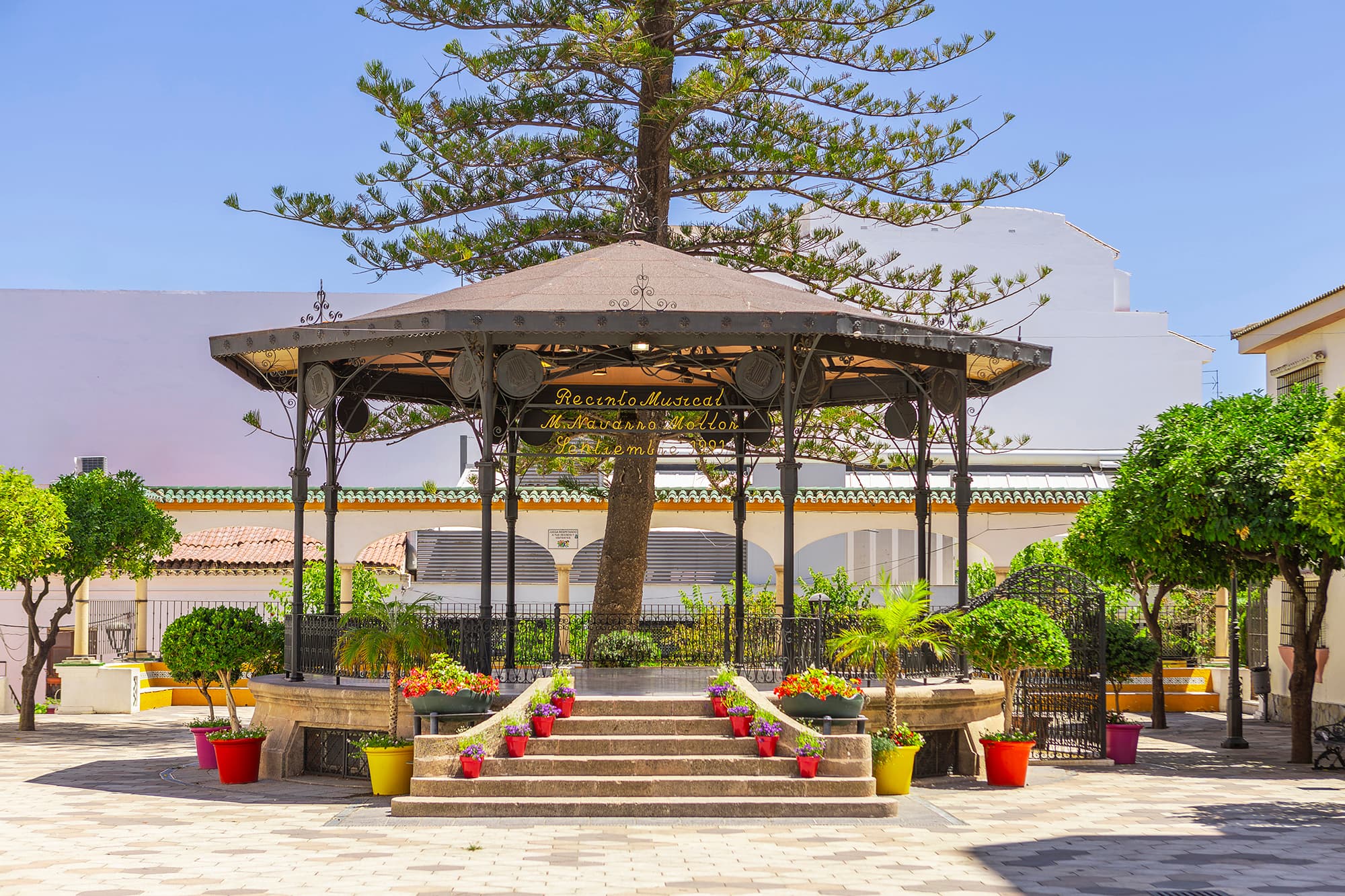 Templete del Recinto Musical de la Plaza del Reloj de Estepona, una de las sedes de las noches de baile