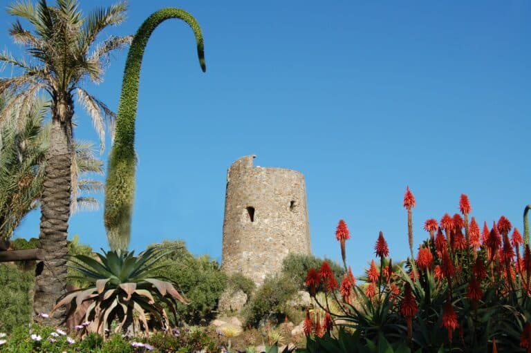 Torre almenara del siglo XVI en la costa de Estepona