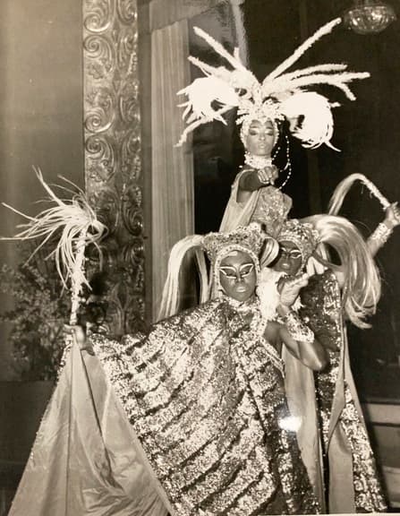 El Trío Watussi actuando con vestuario de plumas y pedrería