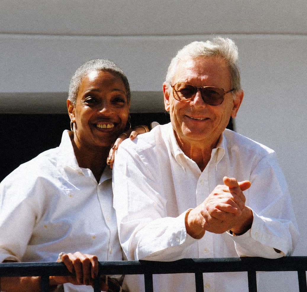 Deloris y Beni Perlmutter en el balcón de su casa
