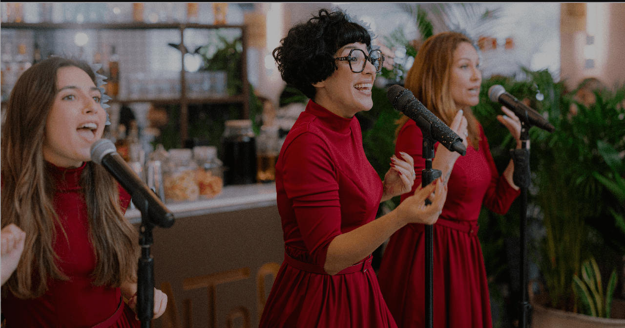 Música en directo durante un evento en Mercado Santa Ana