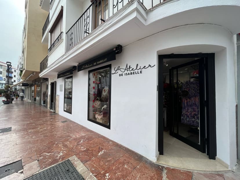 Interior de L'Atelier de Isabelle, tienda de moda de mujer en Estepona