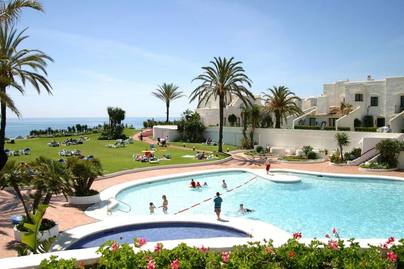 5.Main-Swimming-pool-Area