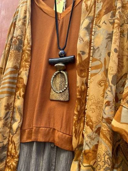 Conjunto de moda femenina en el escaparate de La Flaca, Estepona