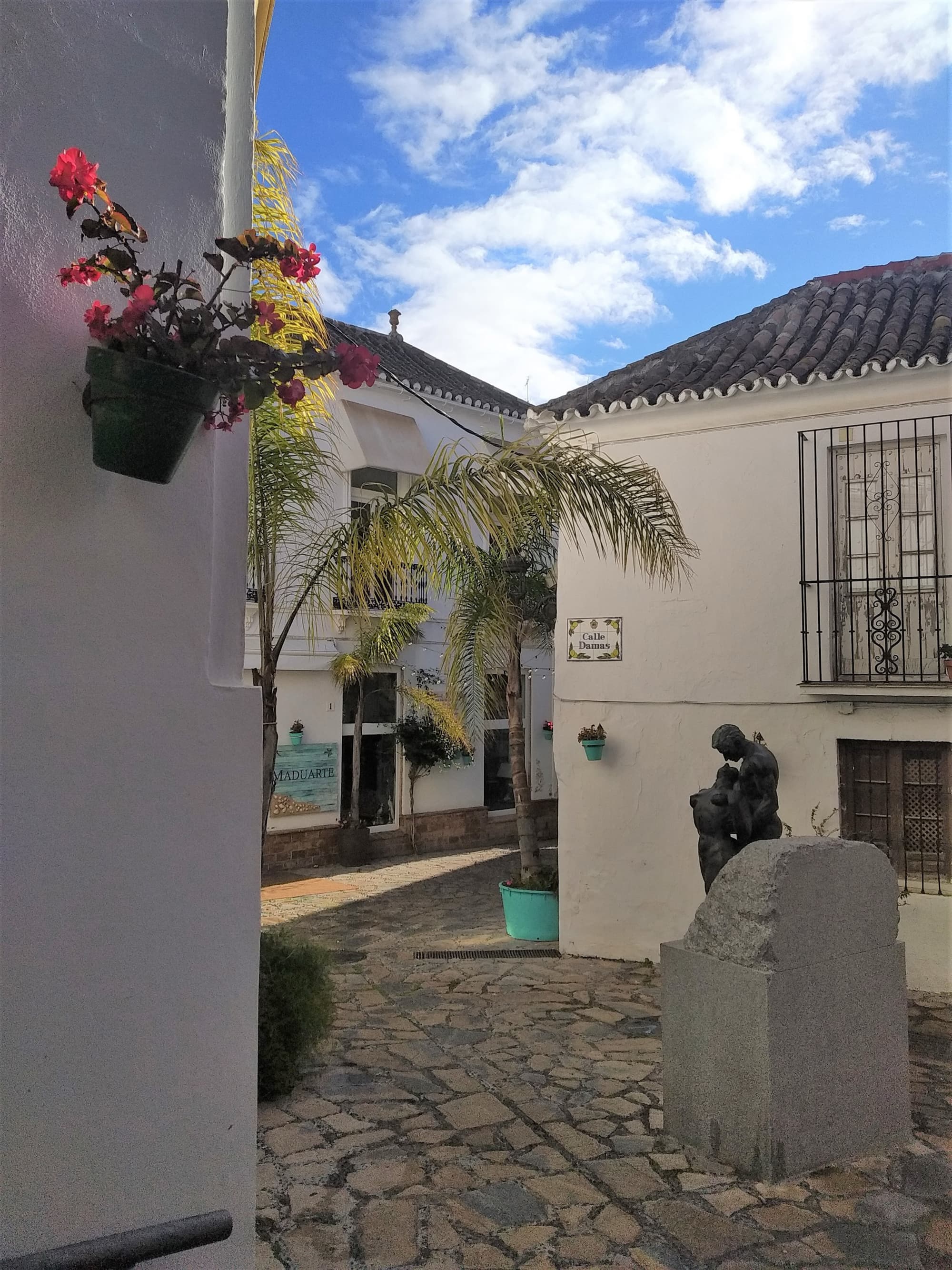 Calle Damas – Escultura El Amor Salva