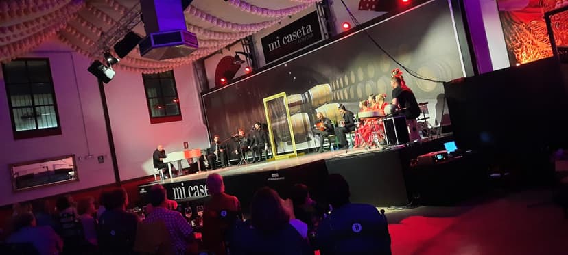 Cena con espectáculo flamenco en el Recinto Ferial