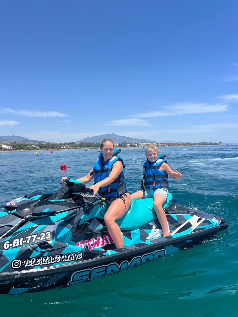 Moto de agua en Playa del Velerín en Estepona