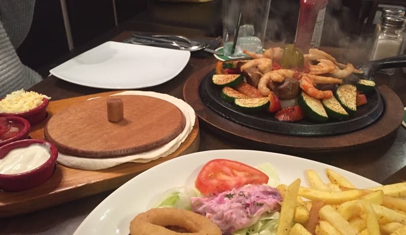 The Café American Bistro — Restaurante, Zona Este