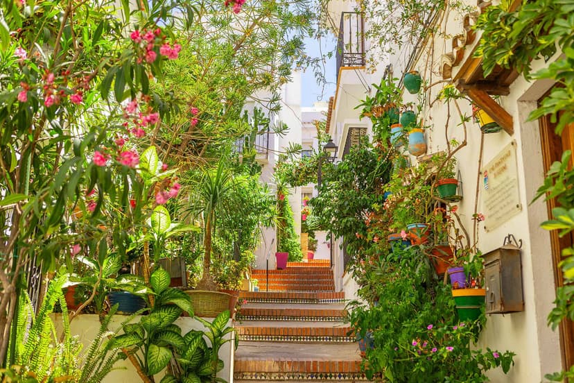 Callejuela con escalera de cerámica y macetas en el casco de Estepona.