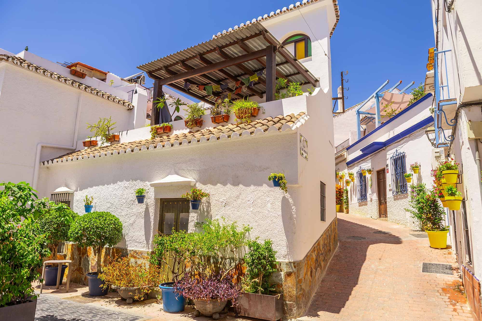 Fachadas blancas con macetas en el casco antiguo de Estepona.