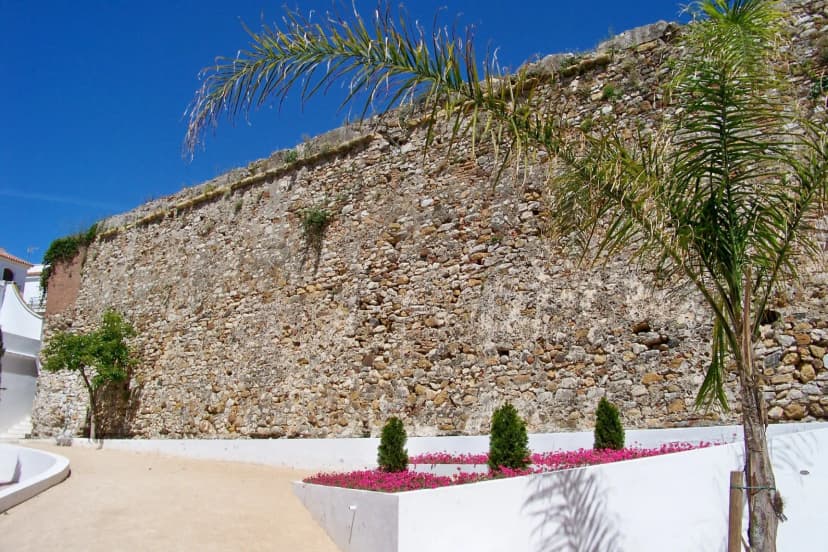 Tramo completo de la muralla defensiva del Castillo de San Luis junto a la plaza del casco histórico
