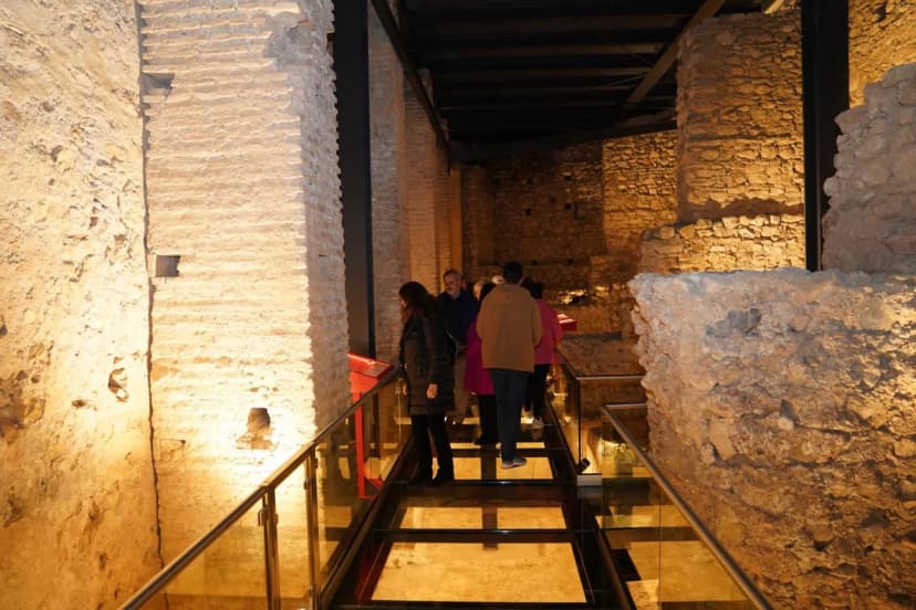 Visitantes recorriendo el espacio expositivo interior del Castillo de San Luis