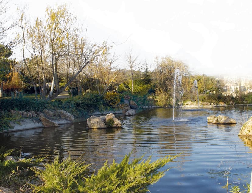 Interior del Parque del Calvario de Estepona con la ermita al fondo