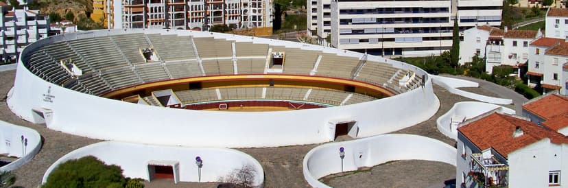 Plaza de Toros de Estepona — arquitectura asimétrica