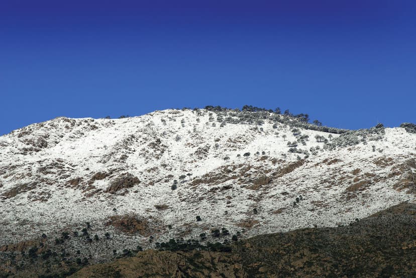 Sierra Bermeja — roca peridotita rojiza característica