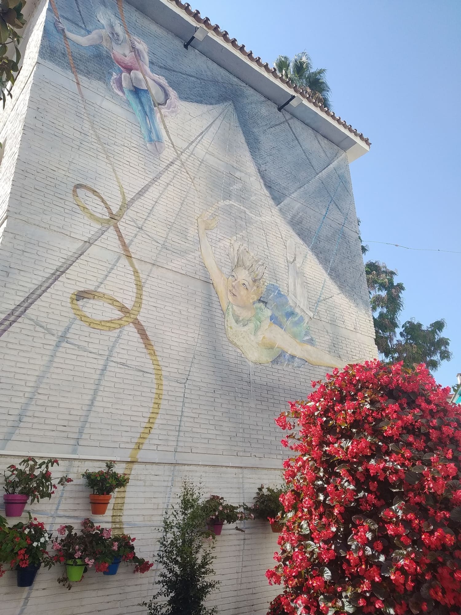 Mural 'Pasen y vean' en el casco histórico de Estepona.