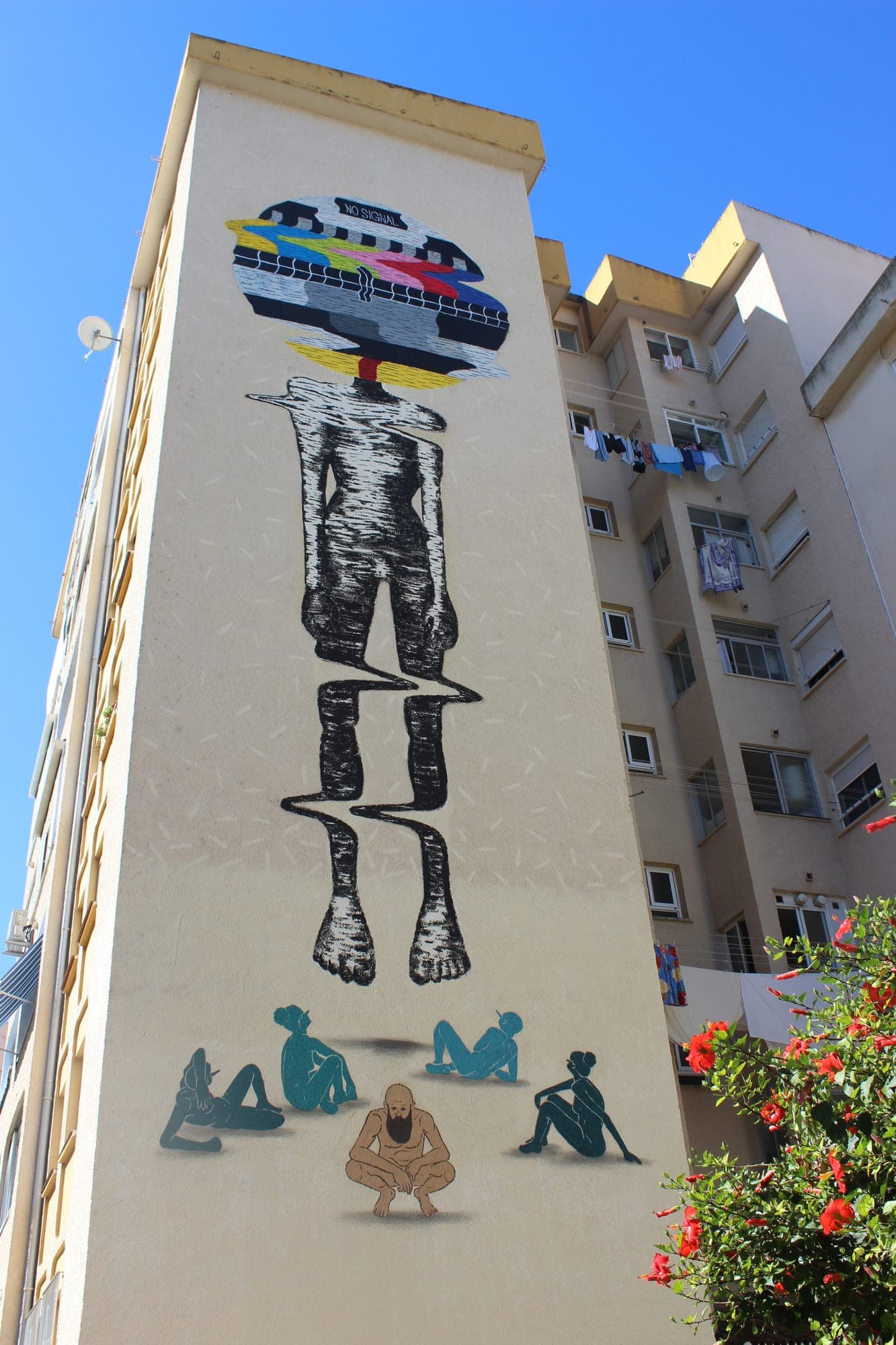 Mural "La Luna" de Dadi Dreucol en Estepona