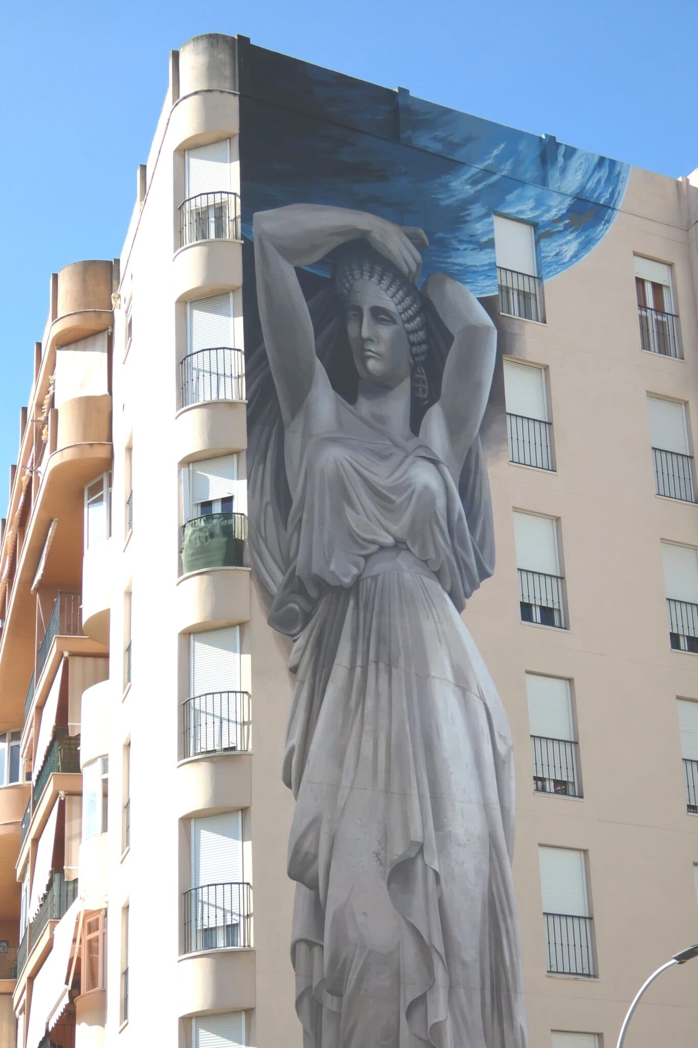 Atlantas — mural de José Fernández Ríos en Avenida Andalucía, Estepona