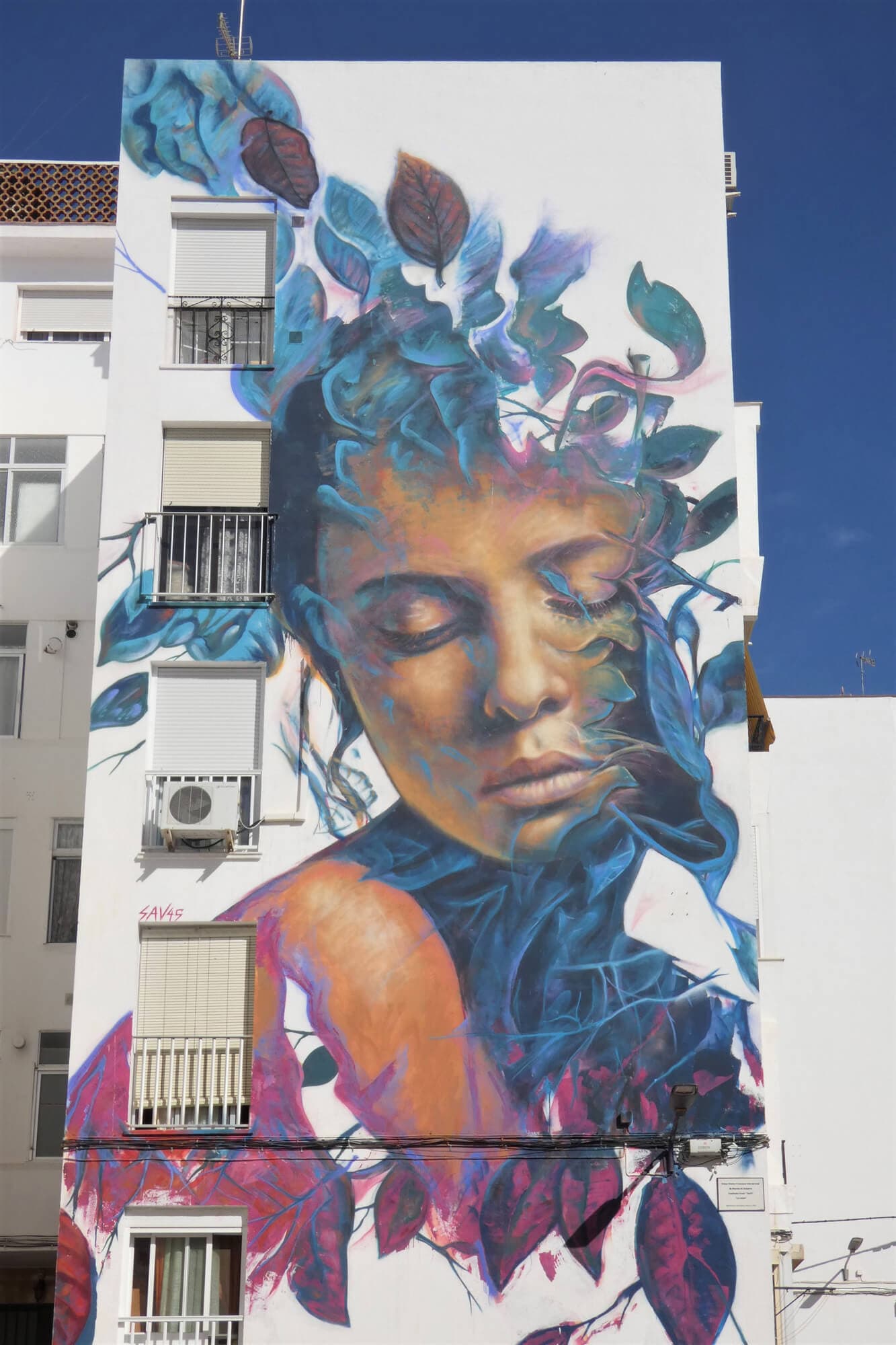 Mural "La Caída" de Vyacheslav Gurkin Sav45 en Estepona