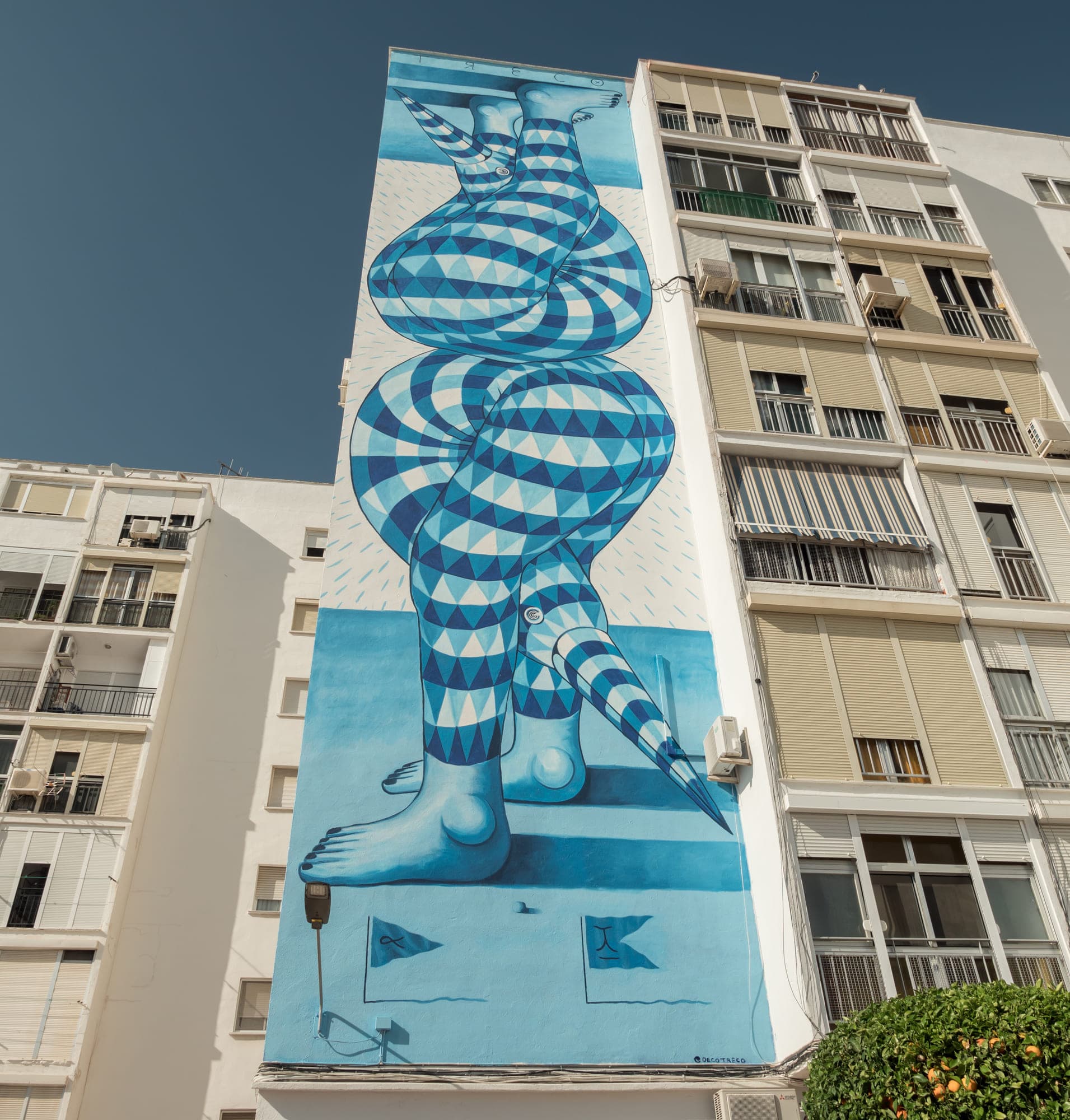 Mural "La Fase Azul del Pájaro Luminoso" de André Farkas en Estepona
