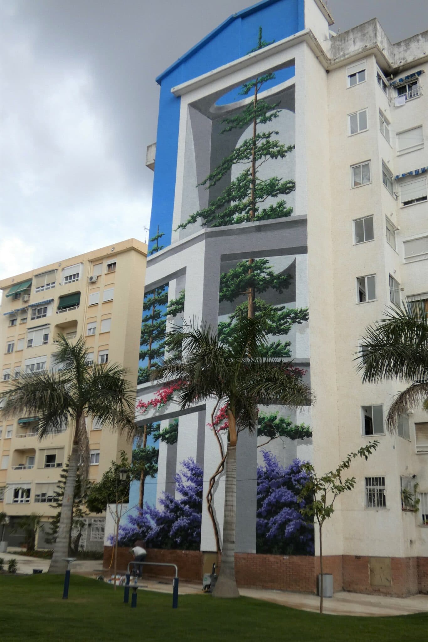 Simbiosis — mural de José Fernández Ríos en Plaza del Añediz, Estepona