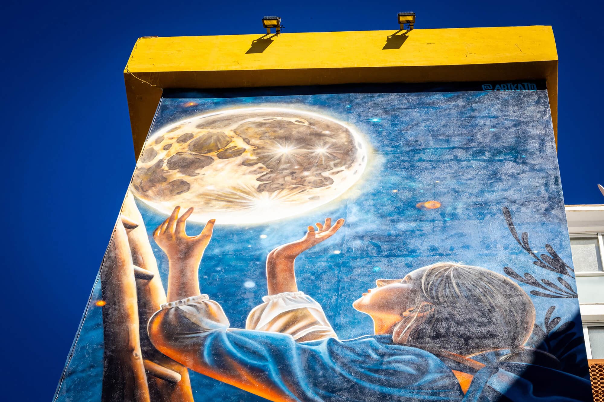 Mural "Cada Paso un Logro" de Fabián Bravo Guerrero "Katoart" en Estepona