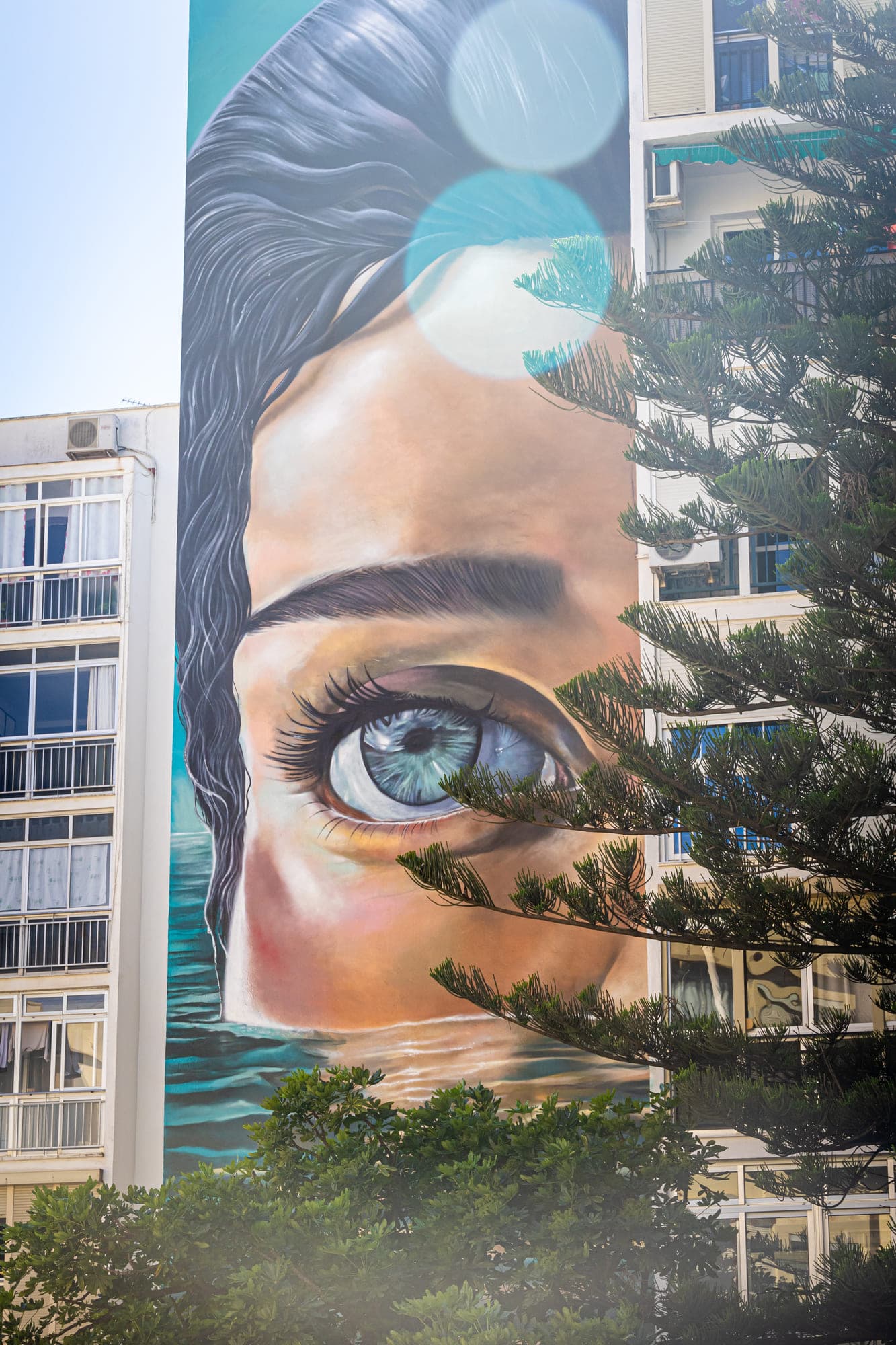 Mural "Mirada Profunda" de José Enrique Ragel Herrera en Estepona