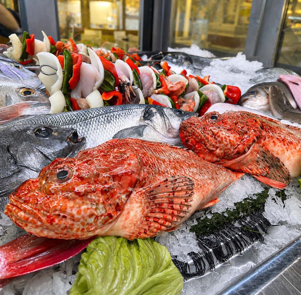 Vitrina de pescado fresco de La Palma: cabracho, lubina, dorada y brochetas de marisco sobre hielo