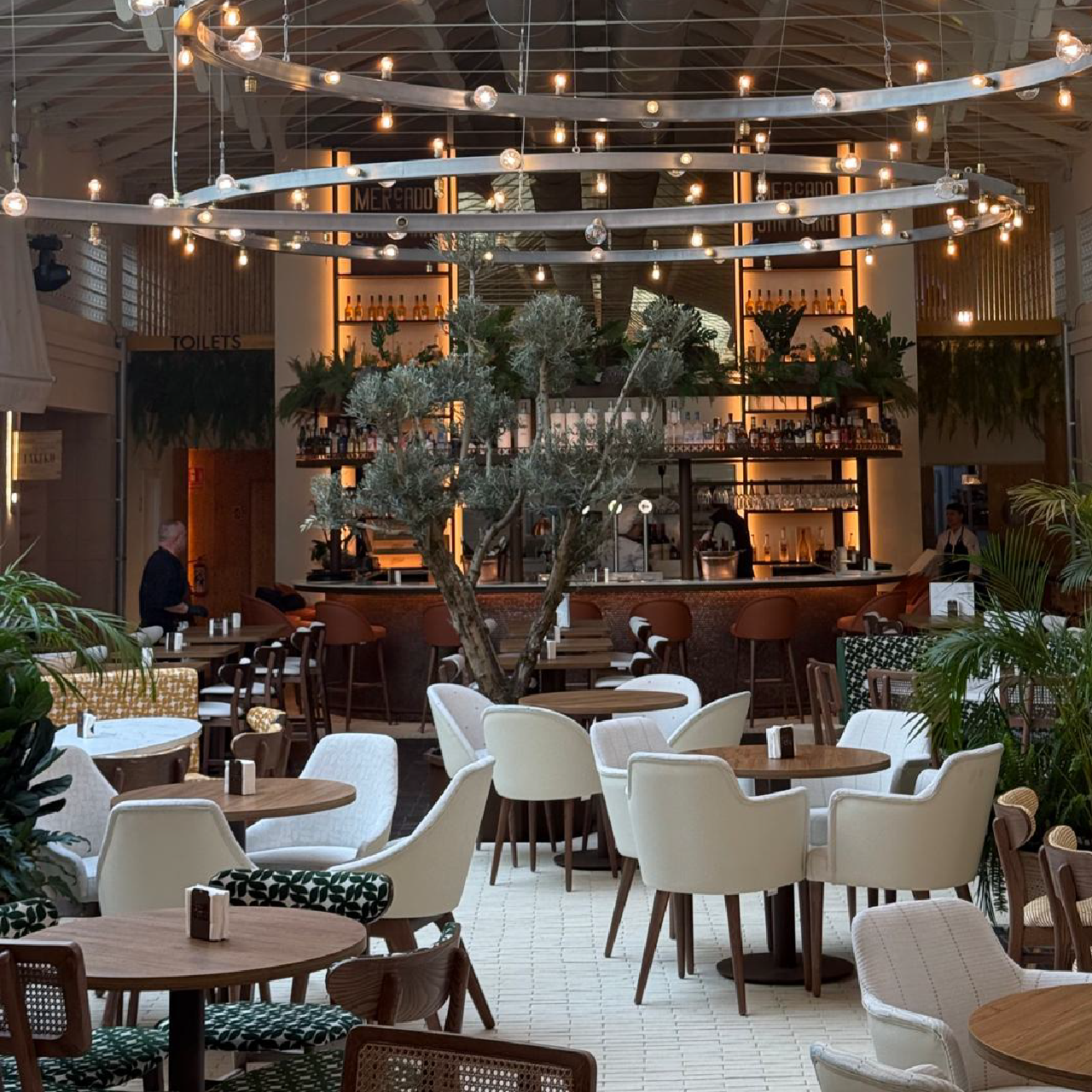 Interior de Mercado Santa Ana, espacio gastronómico en Estepona