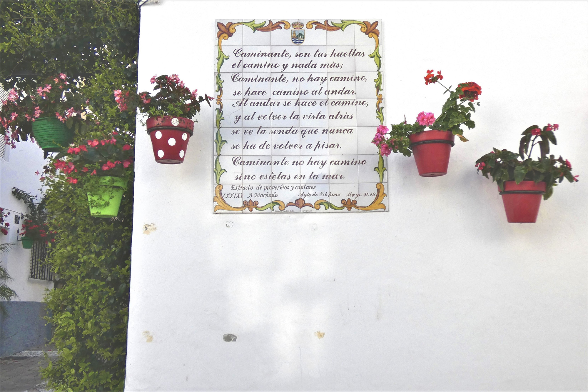 Azulejo con versos de Antonio Machado en una calle de Estepona
