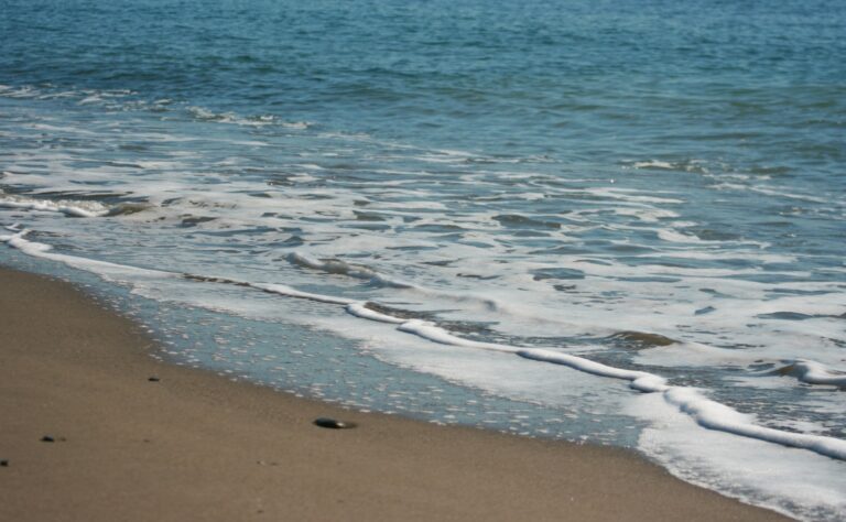 Playa de Atalaya — orilla mediterránea en el límite este del municipio