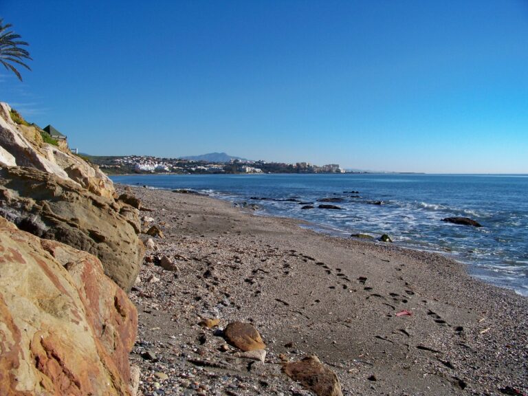 Playa de Costa Natura — playa naturista en el litoral oeste de Estepona
