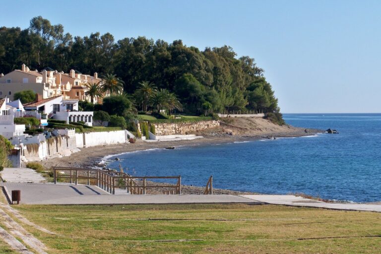 Playa de Punta de la Plata — costa rocosa en el litoral este de Estepona