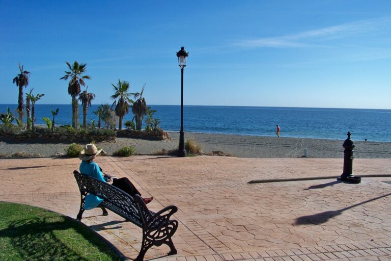 Playa de El Velerín — arena y torre almenara en el litoral este